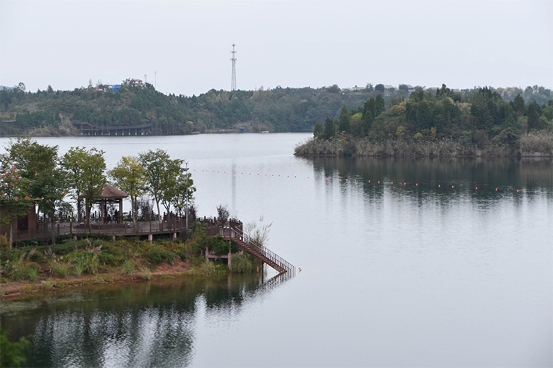 仙海湖风景区位于绵阳市区东北部,距离科技城10公里,是依托沉抗水库